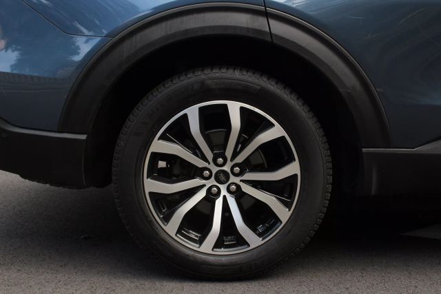 Vehicle image 10 of 60