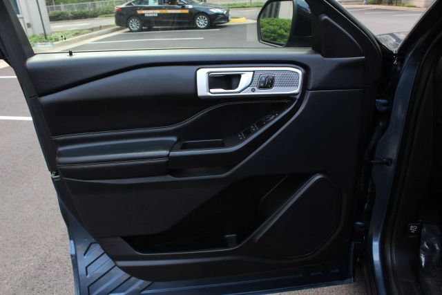 Vehicle image 17 of 60