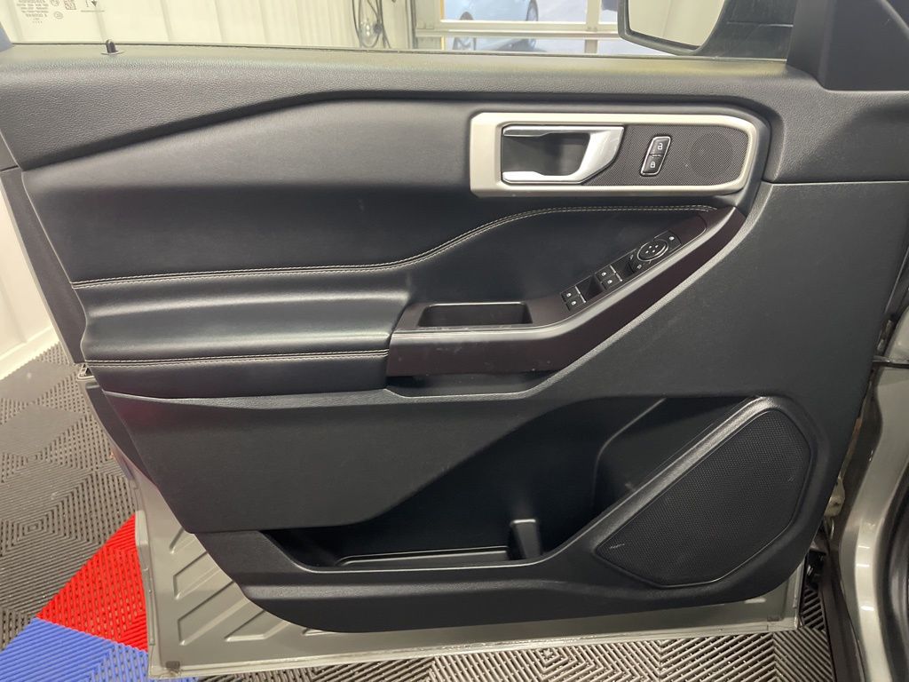 Vehicle image 8 of 22