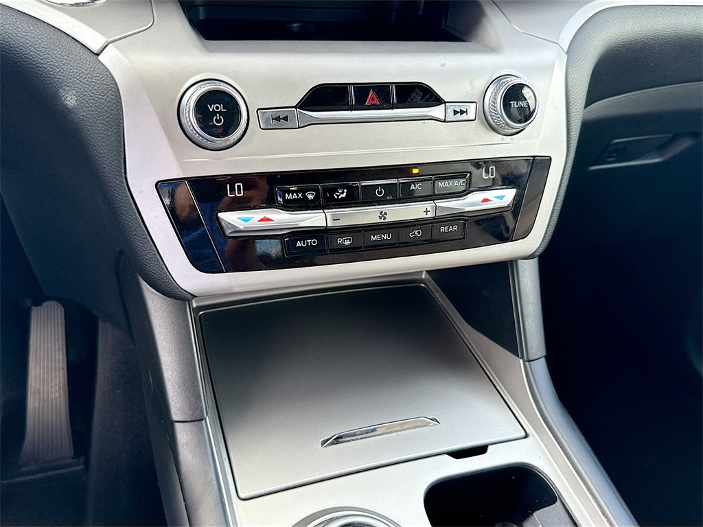 2020 Ford Explorer XLT Image 25 of 33