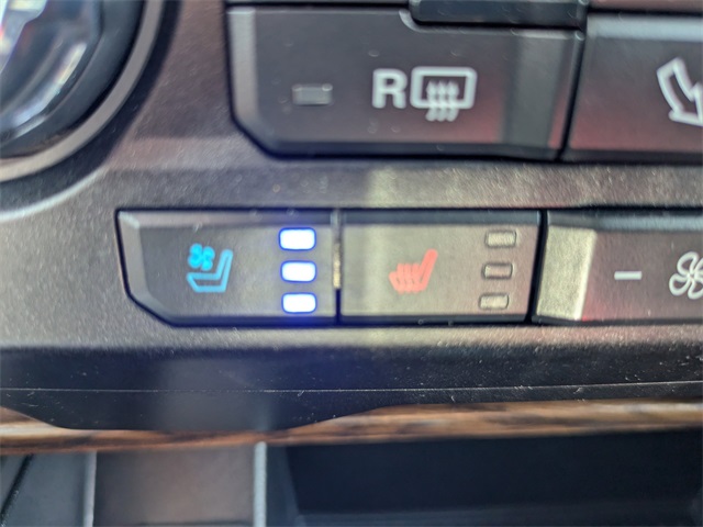 Vehicle image 24 of 32