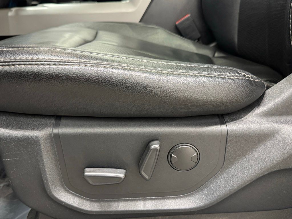 Vehicle image 27 of 41