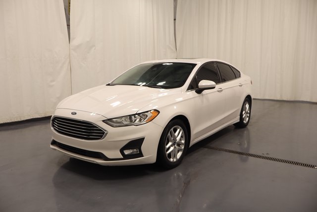 2020 Ford Fusion SE Image 2 of 27