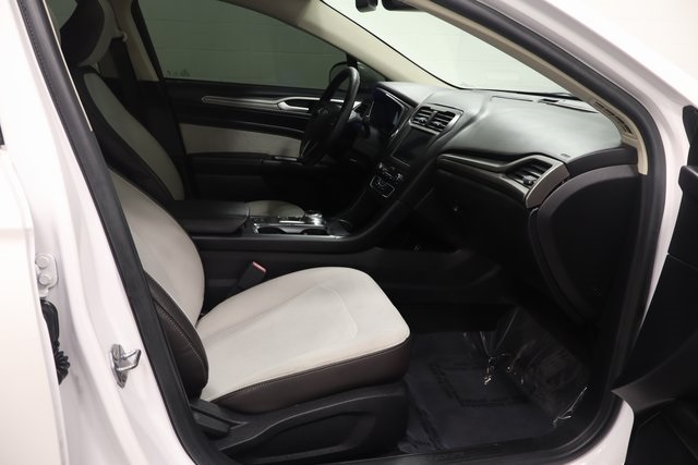 2020 Ford Fusion SE Image 17 of 27