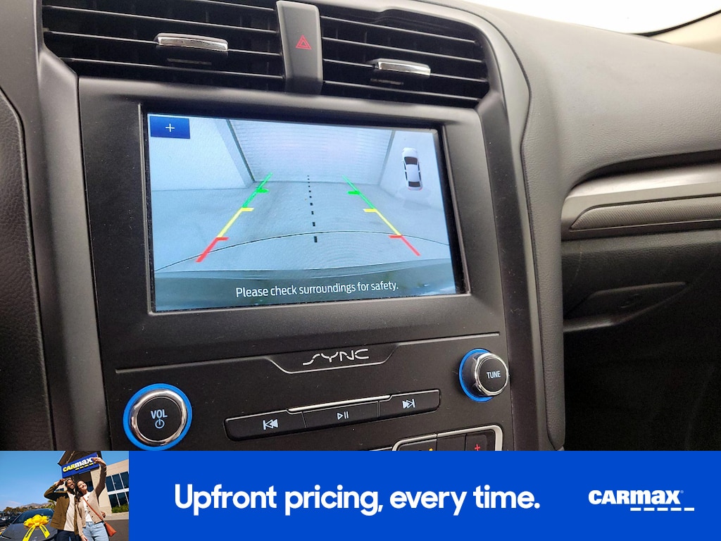 2020 Ford Fusion SE Image 18 of 27