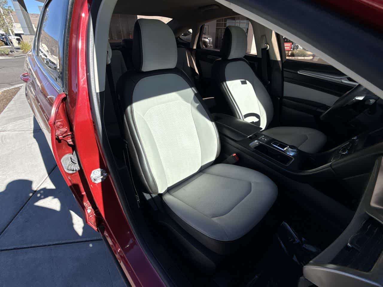 2020 Ford Fusion SE Image 10 of 24