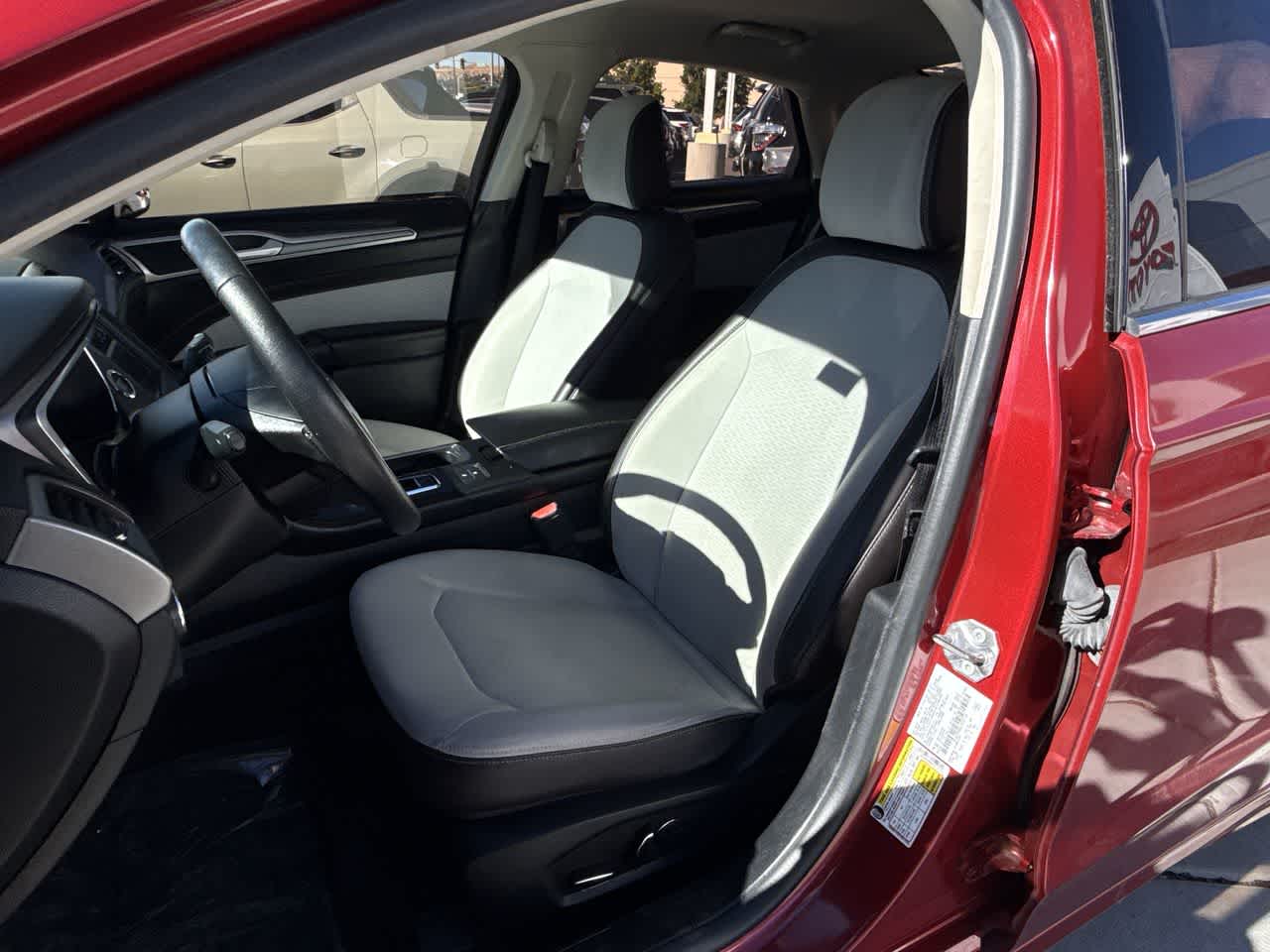 2020 Ford Fusion SE Image 11 of 24