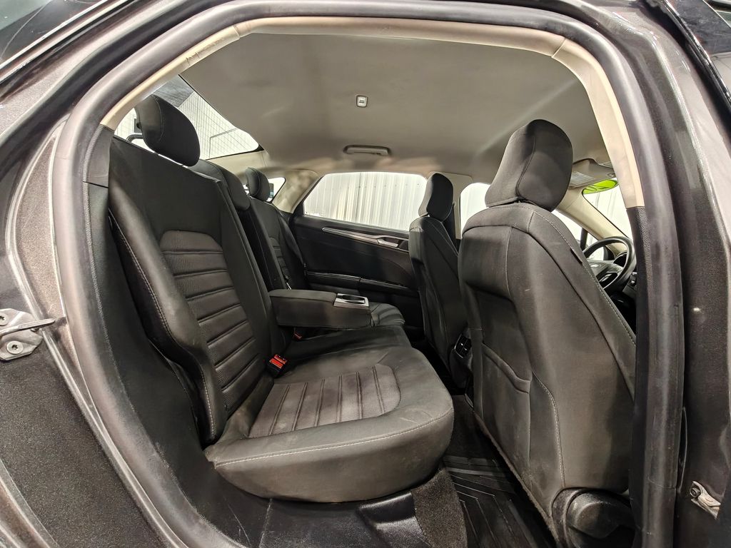 2020 Ford Fusion SE Image 16 of 49