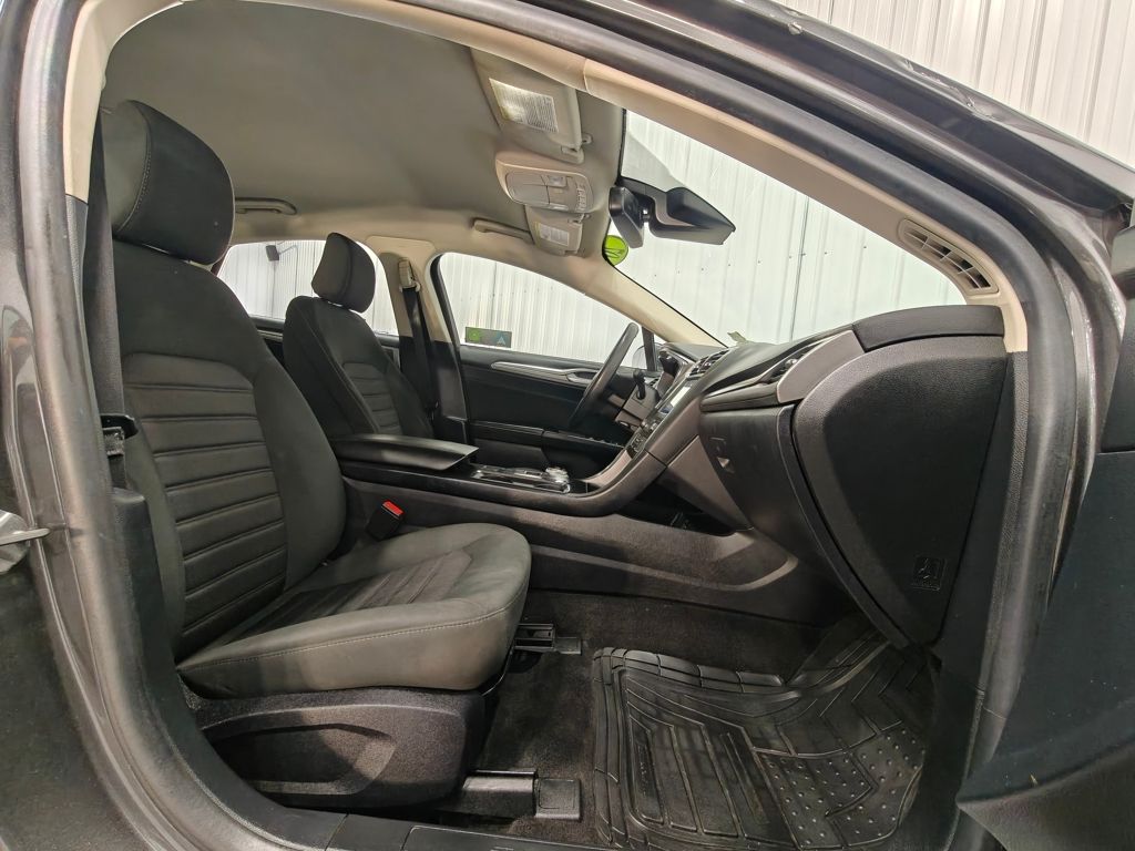 2020 Ford Fusion SE Image 17 of 49