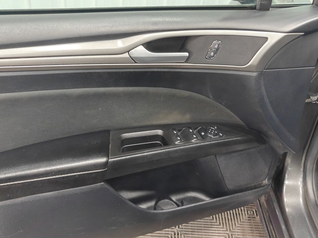 2020 Ford Fusion SE Image 32 of 49