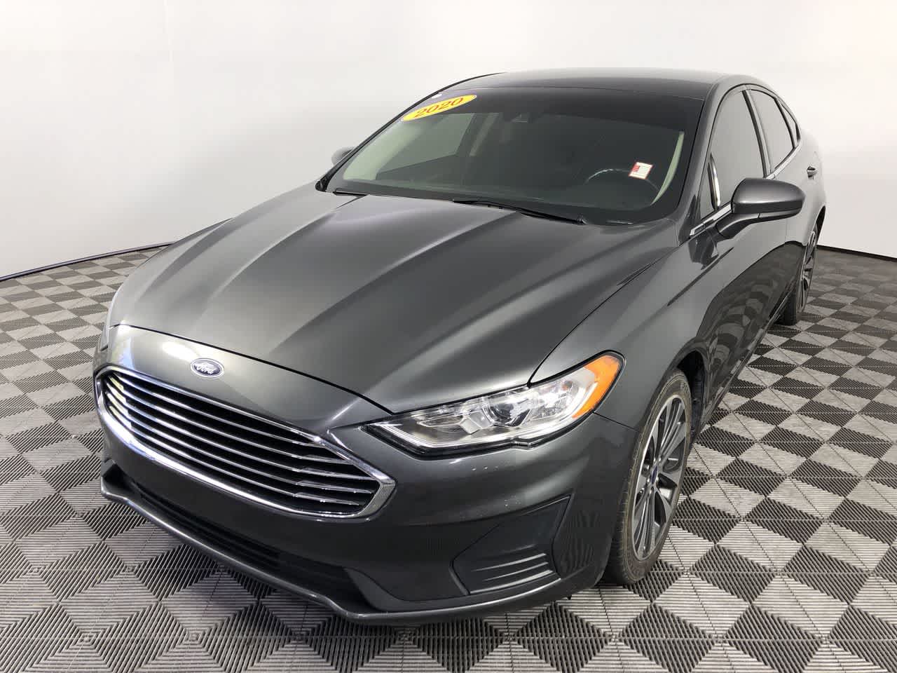 2020 Ford Fusion SE Image 2 of 21