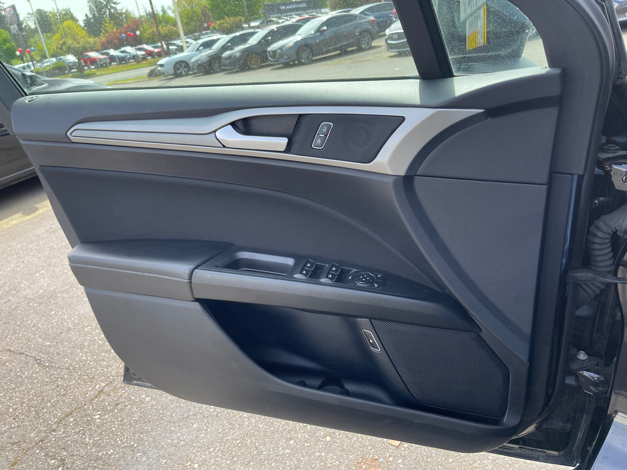Vehicle image 24 of 32