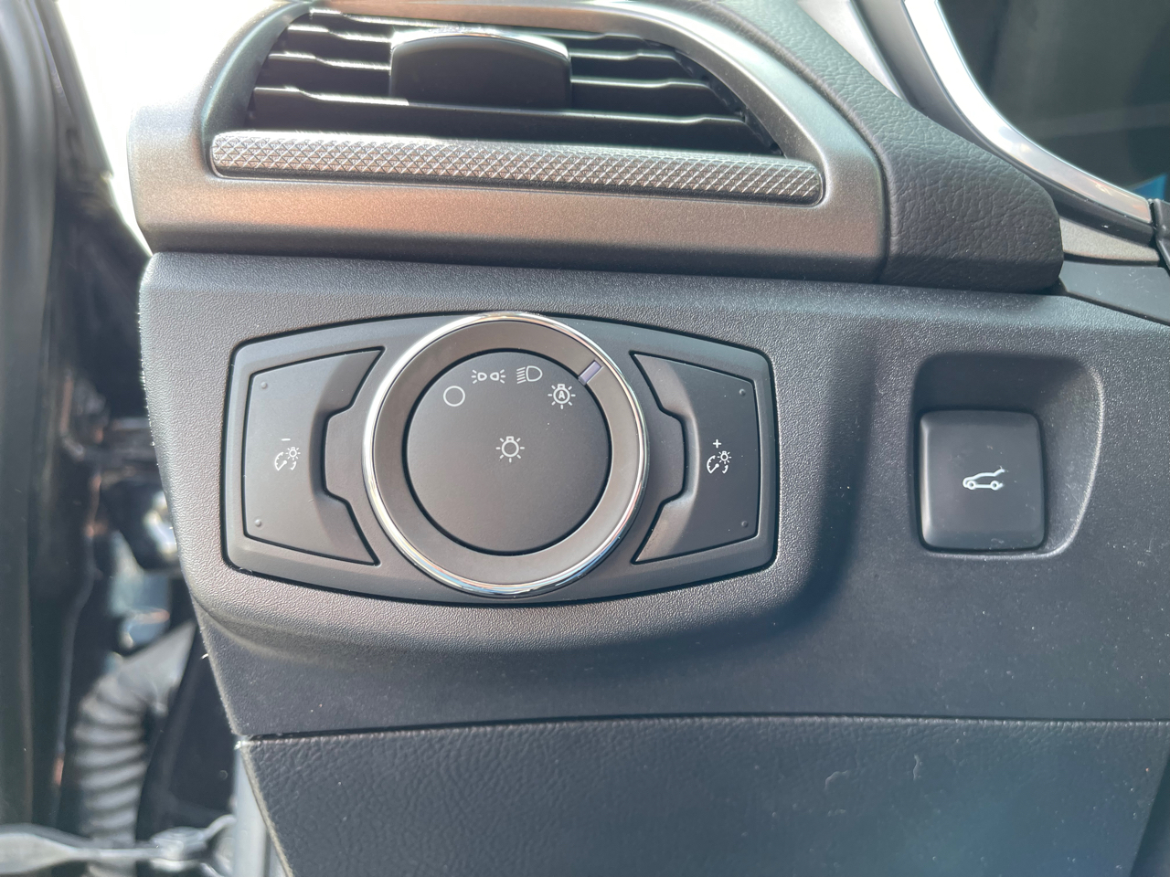 Vehicle image 25 of 32