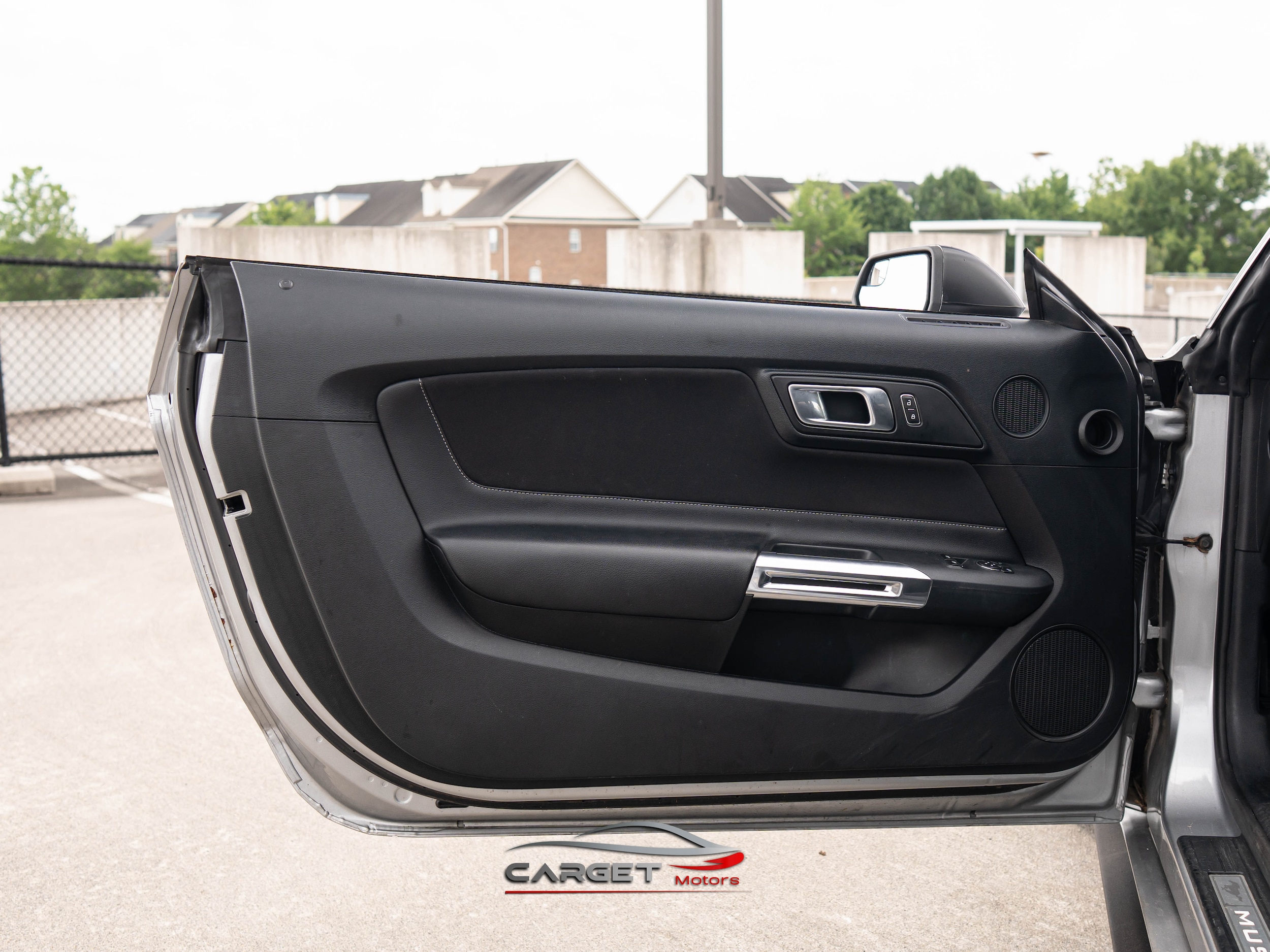 Vehicle image 32 of 46