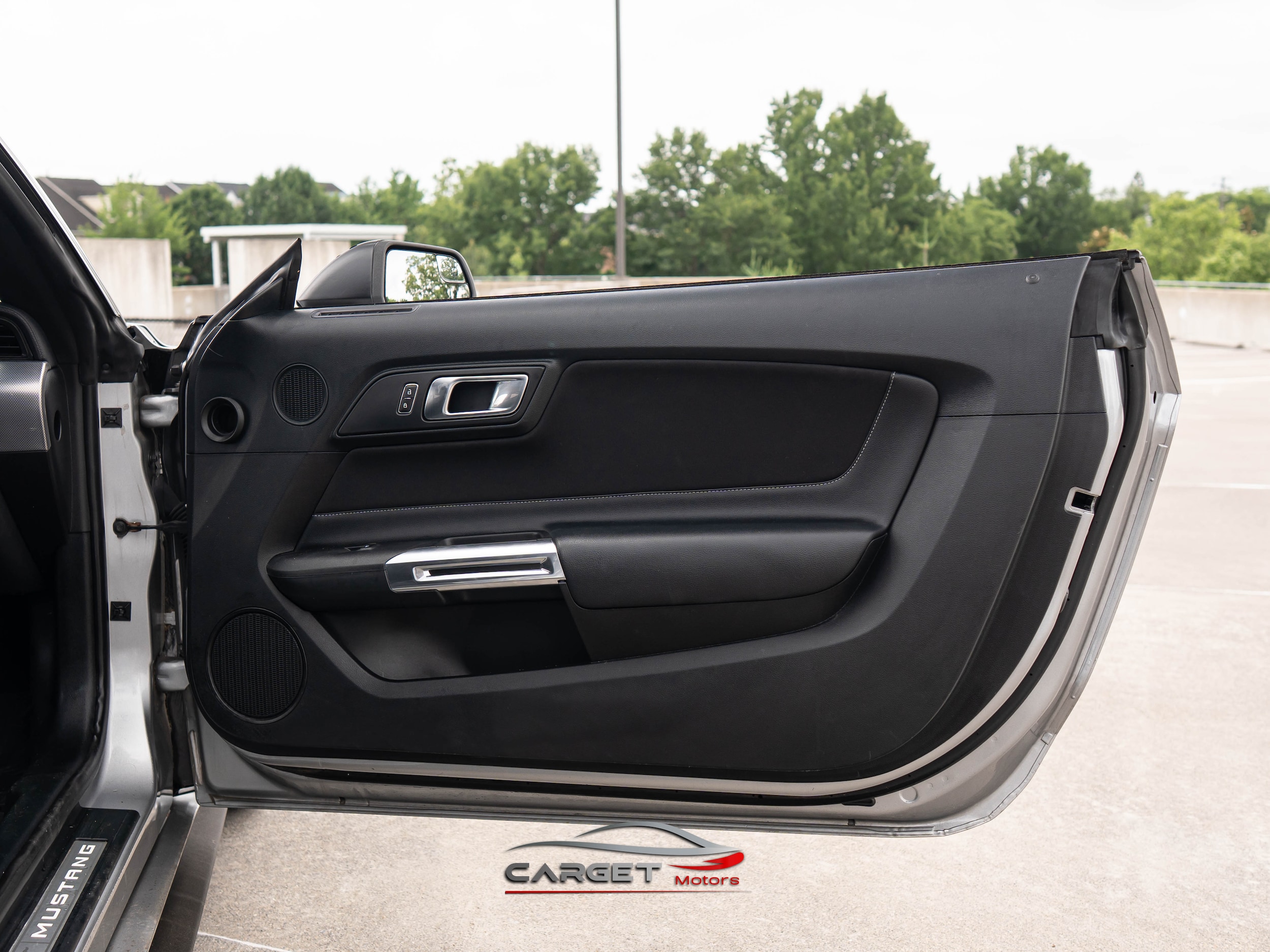 Vehicle image 33 of 46
