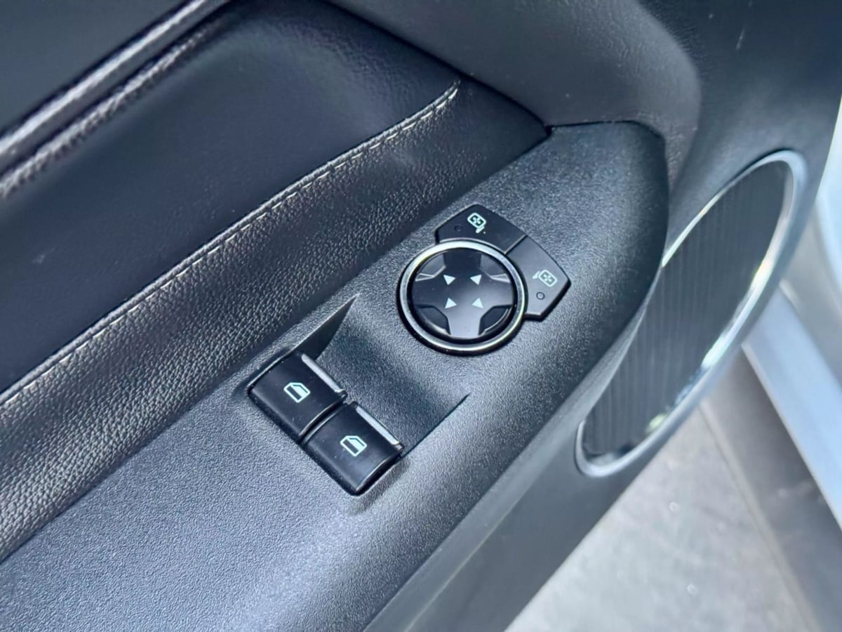 Vehicle image 28 of 35