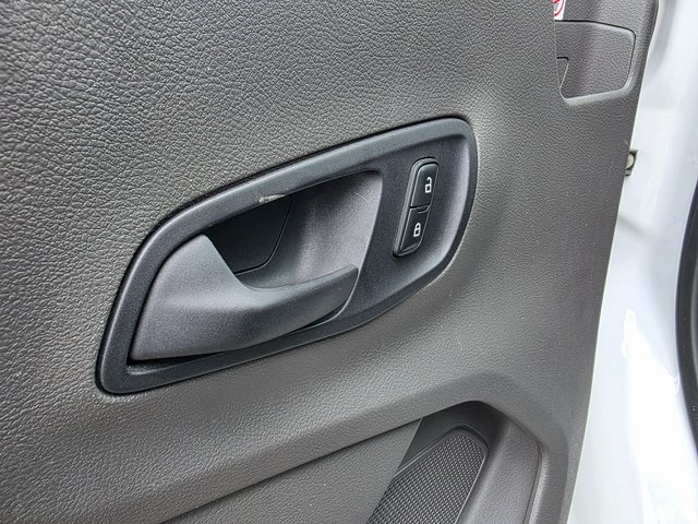 Vehicle image 33 of 40