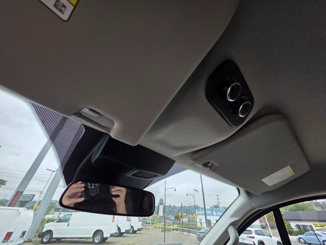 Vehicle image 32 of 40