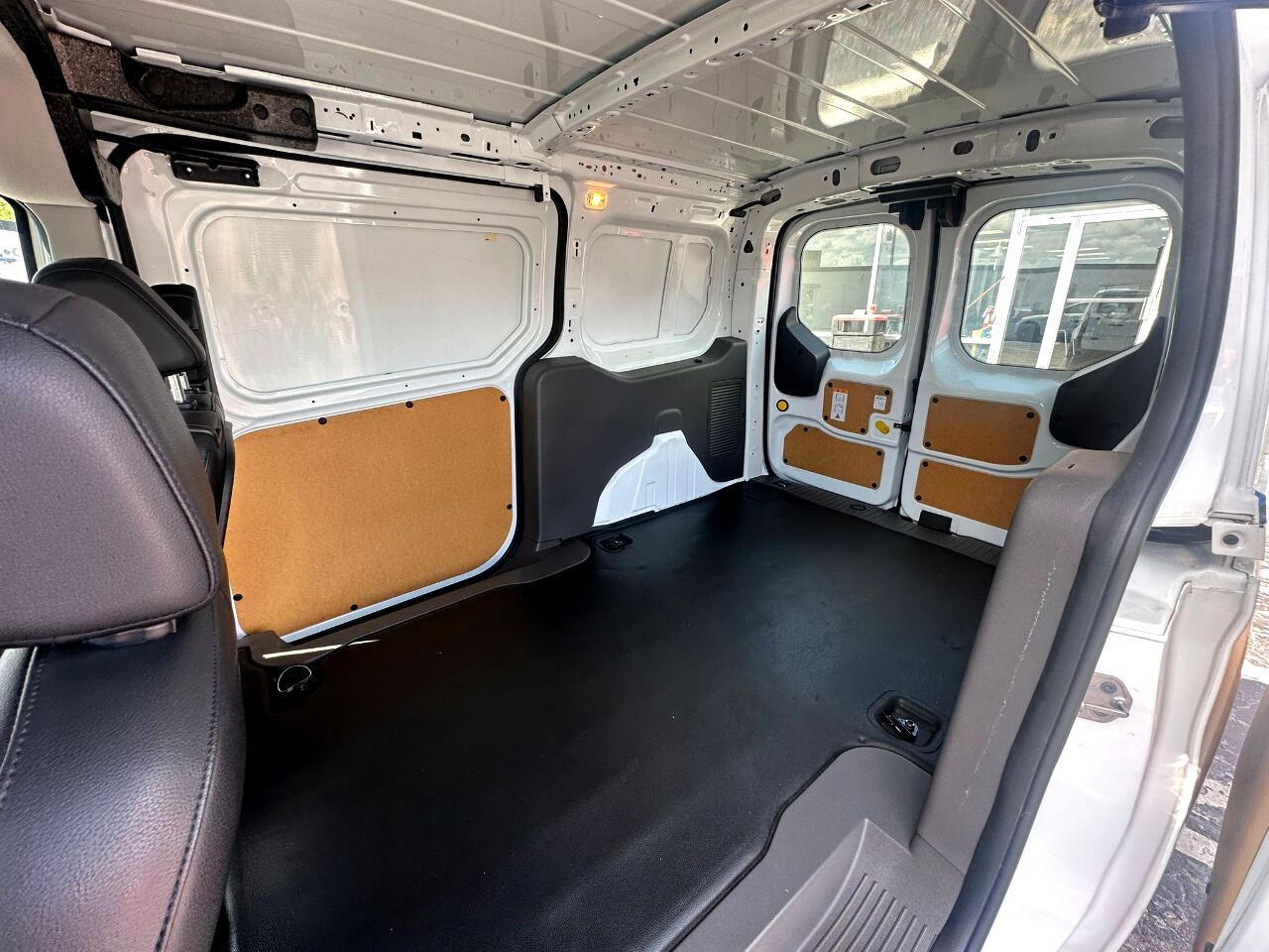 Vehicle image 16 of 28