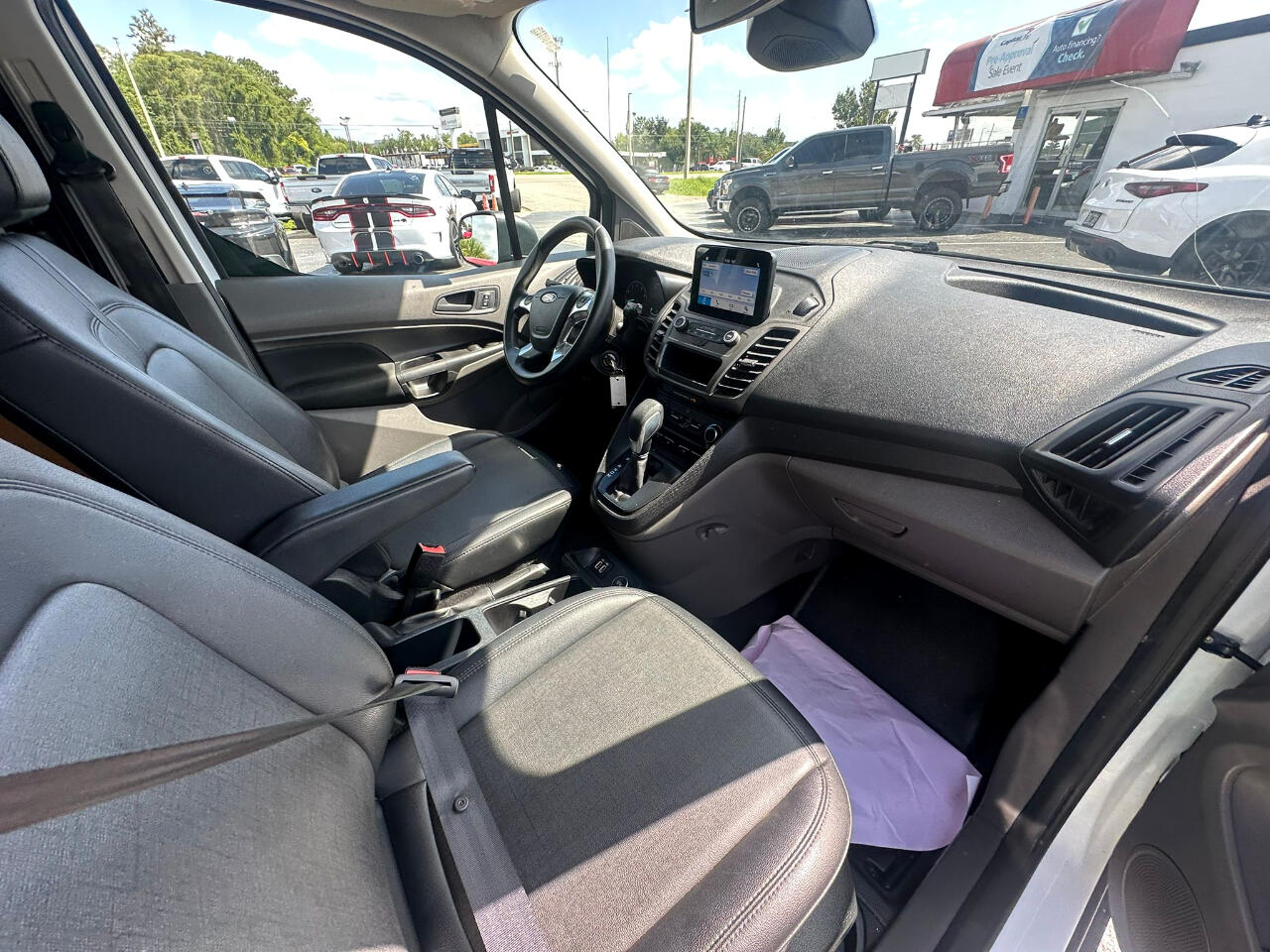 Vehicle image 17 of 28