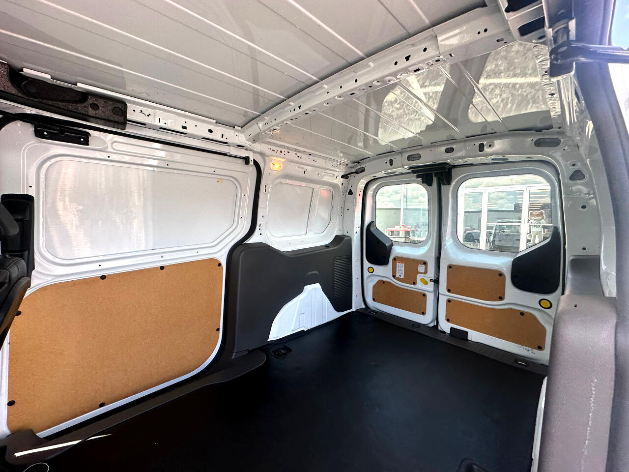 Vehicle image 21 of 28