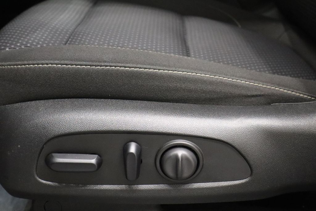 Vehicle image 16 of 41