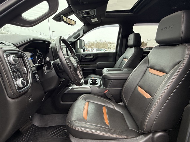 Vehicle image 10 of 32