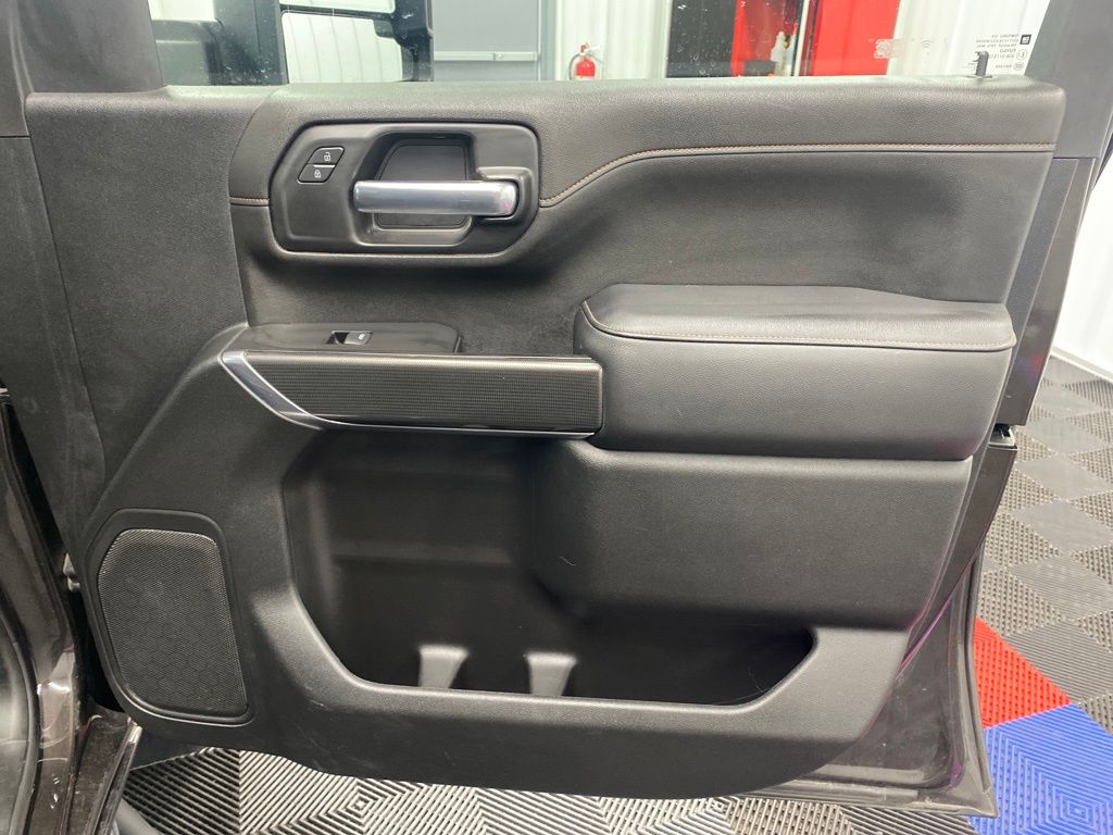Vehicle image 13 of 25