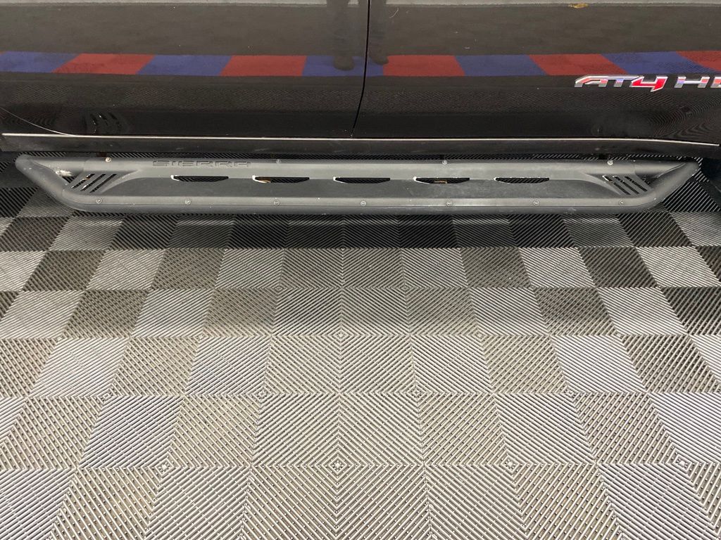 Vehicle image 21 of 25