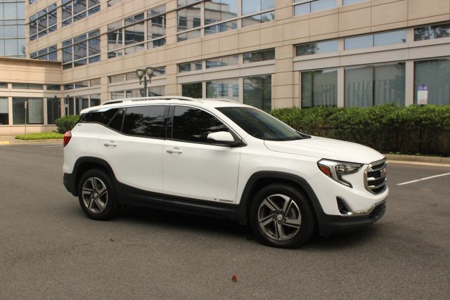 2020 GMC Terrain SLT Image 3 of 37