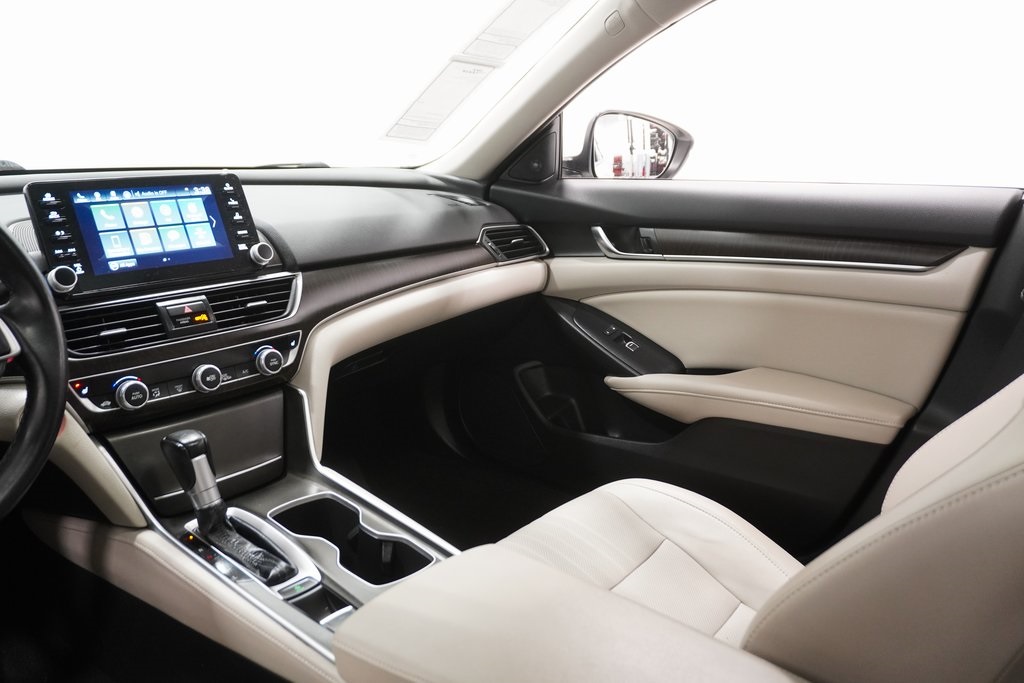 Vehicle image 17 of 30