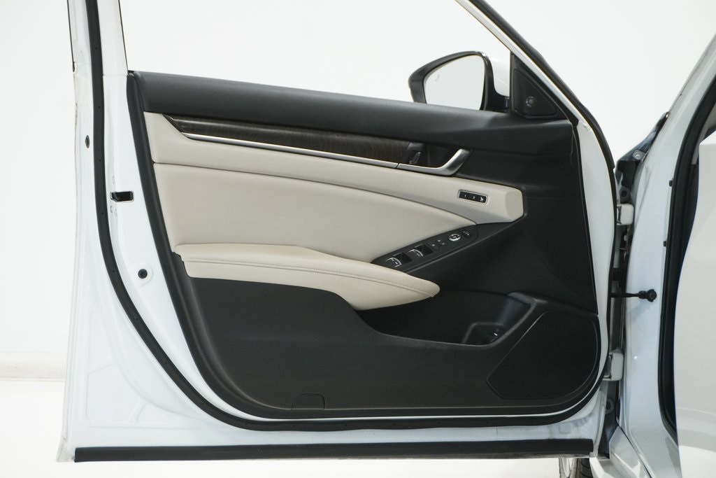 Vehicle image 14 of 30
