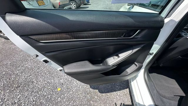 Vehicle image 28 of 38