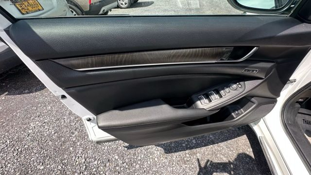 Vehicle image 27 of 38