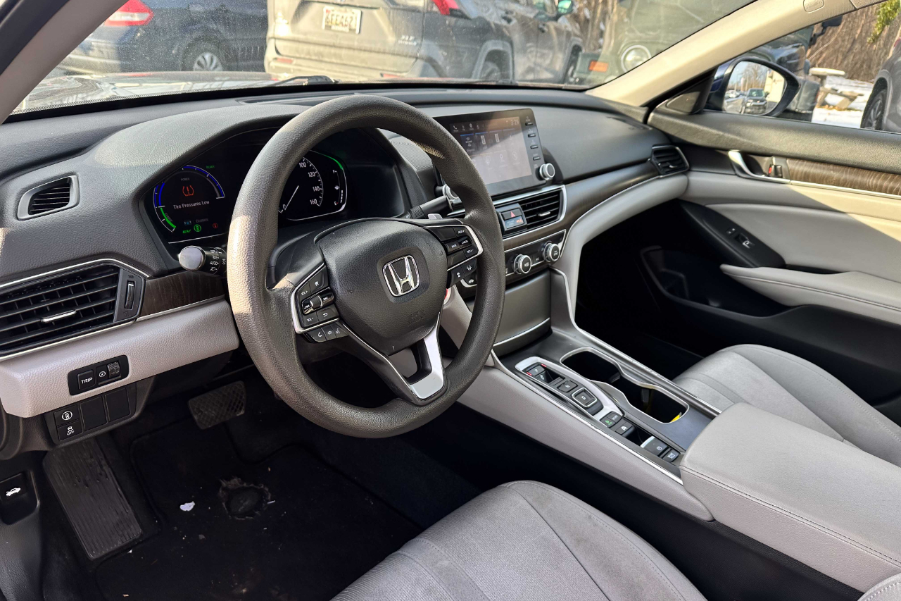 Vehicle image 16 of 25