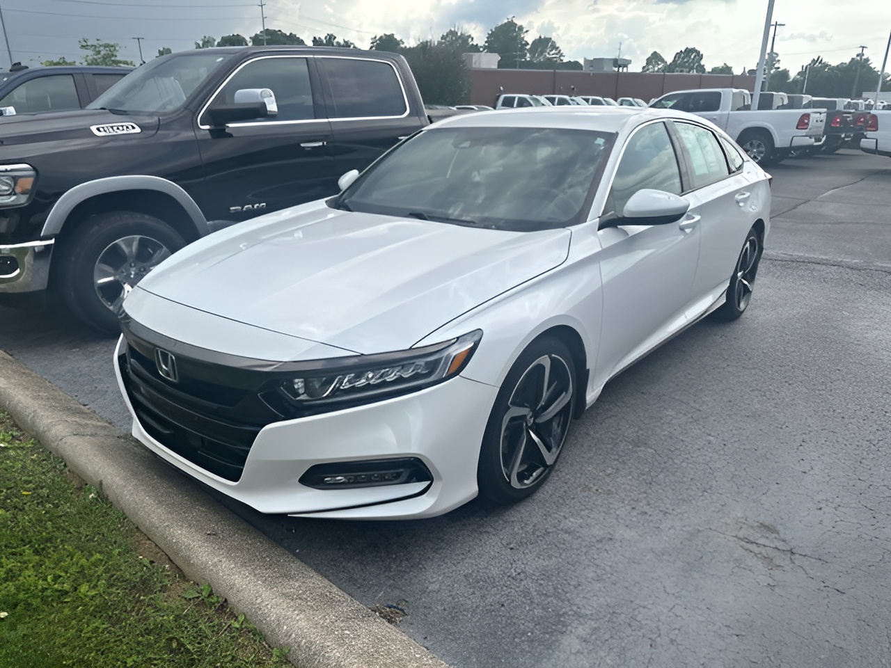 Vehicle image 28 of 35