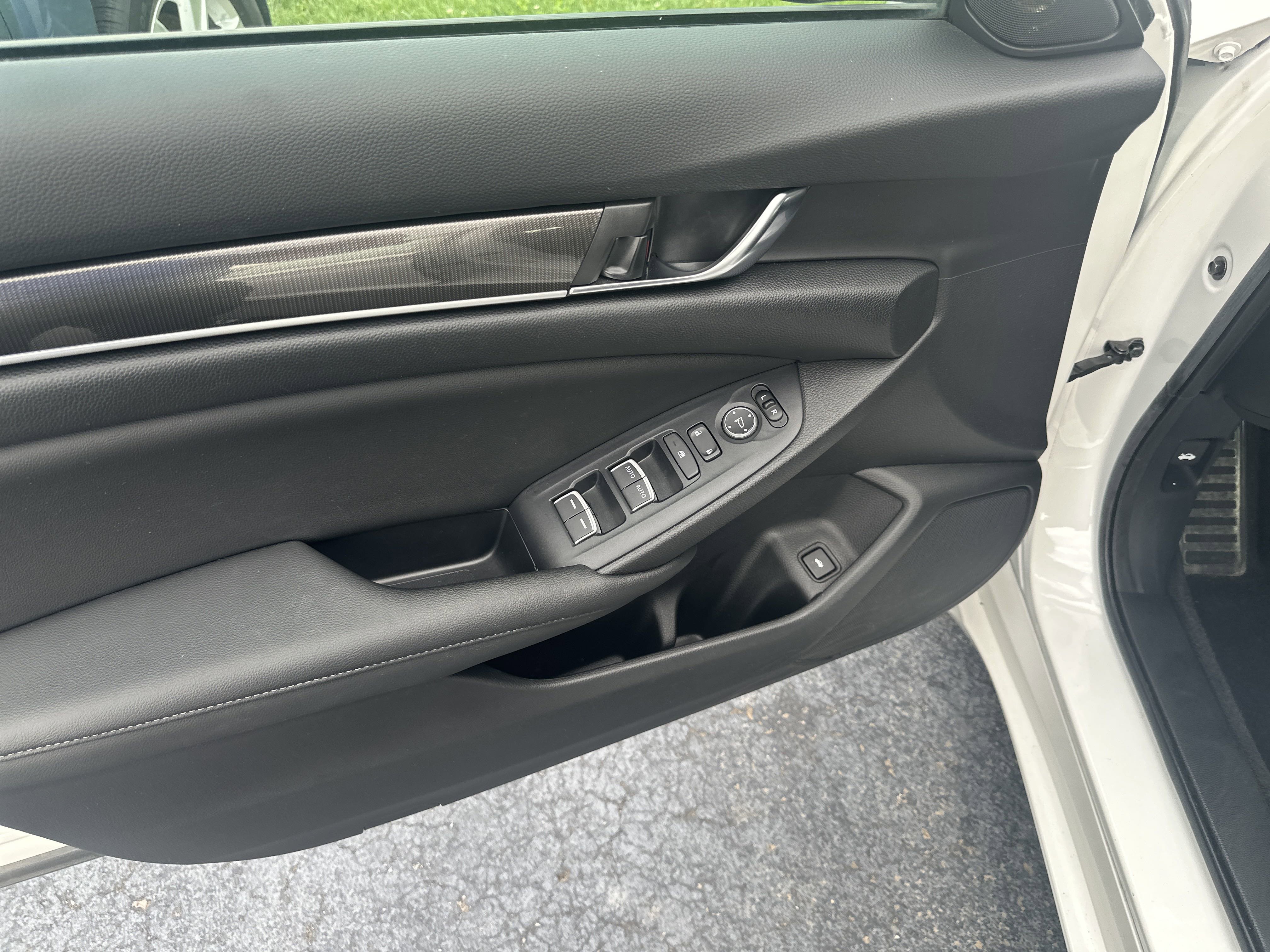 Vehicle image 19 of 35