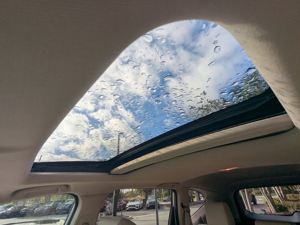 2020 Honda CR-V Hybrid Touring Image 21 of 25