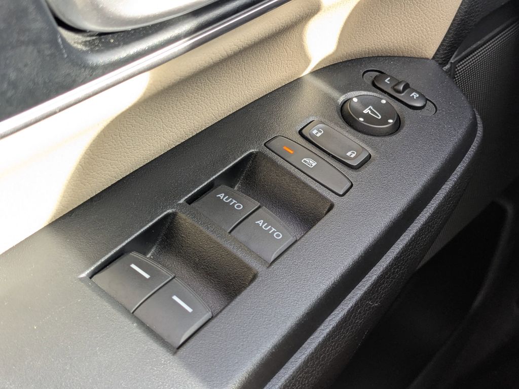 2020 Honda CR-V Hybrid Touring Image 20 of 25