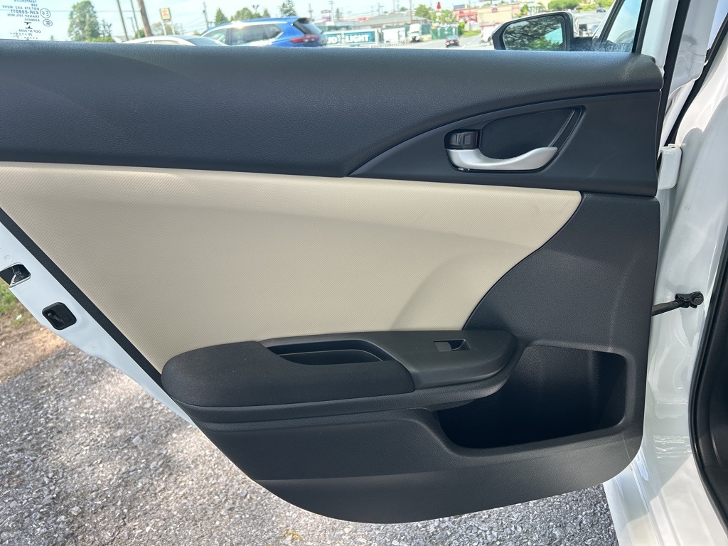 Vehicle image 32 of 46