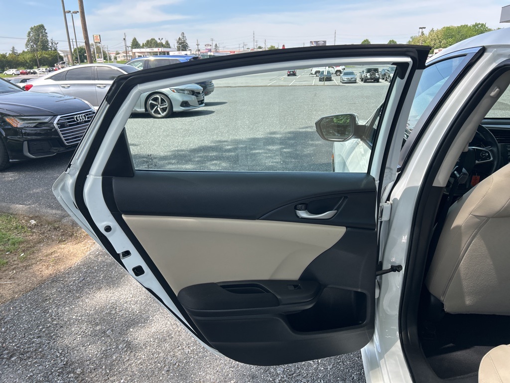 Vehicle image 31 of 46