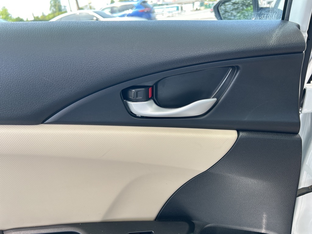 Vehicle image 33 of 46