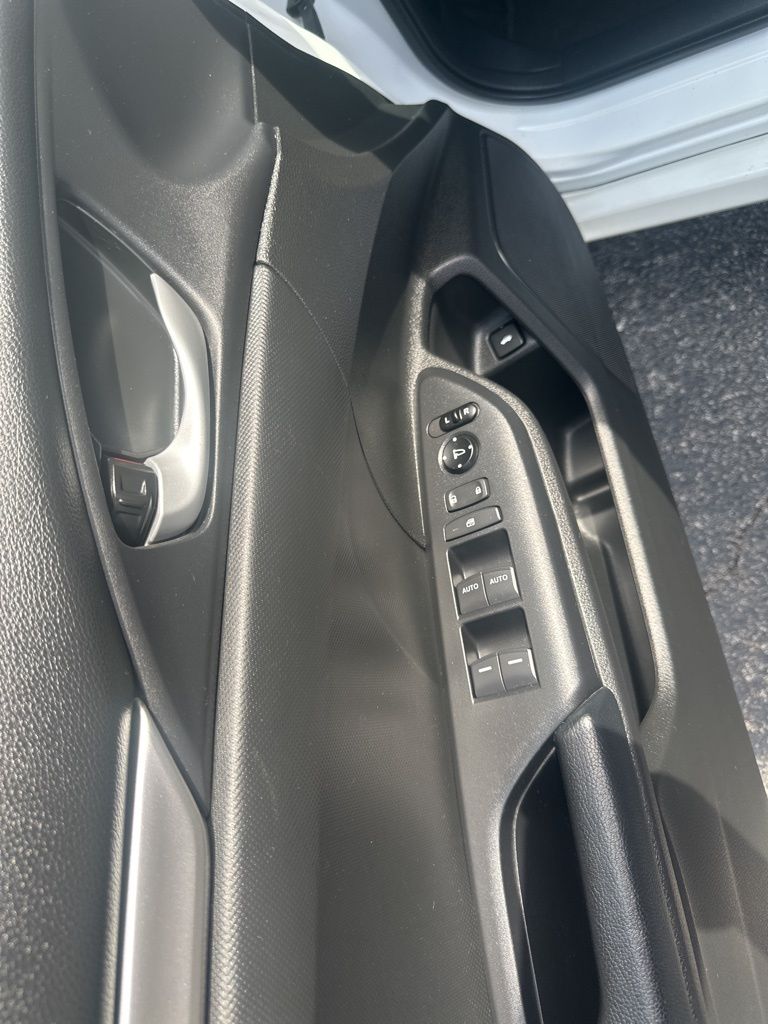 Vehicle image 21 of 27