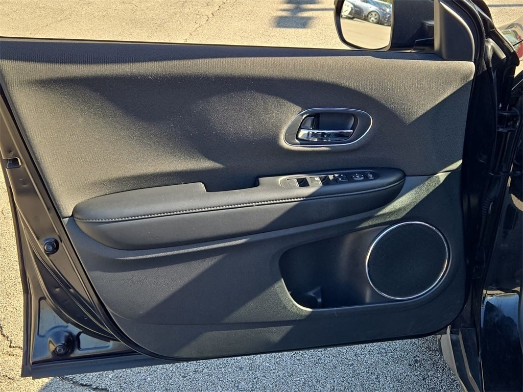 Vehicle image 25 of 33