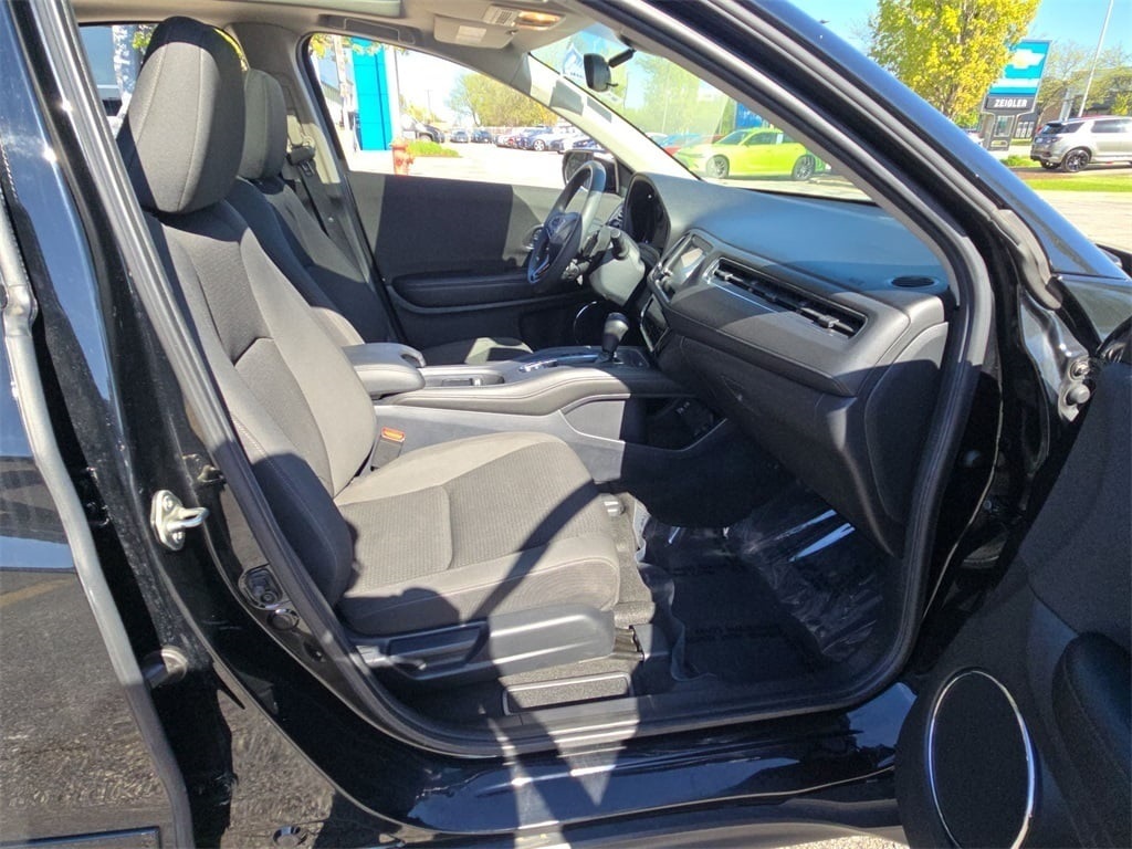 Vehicle image 17 of 33