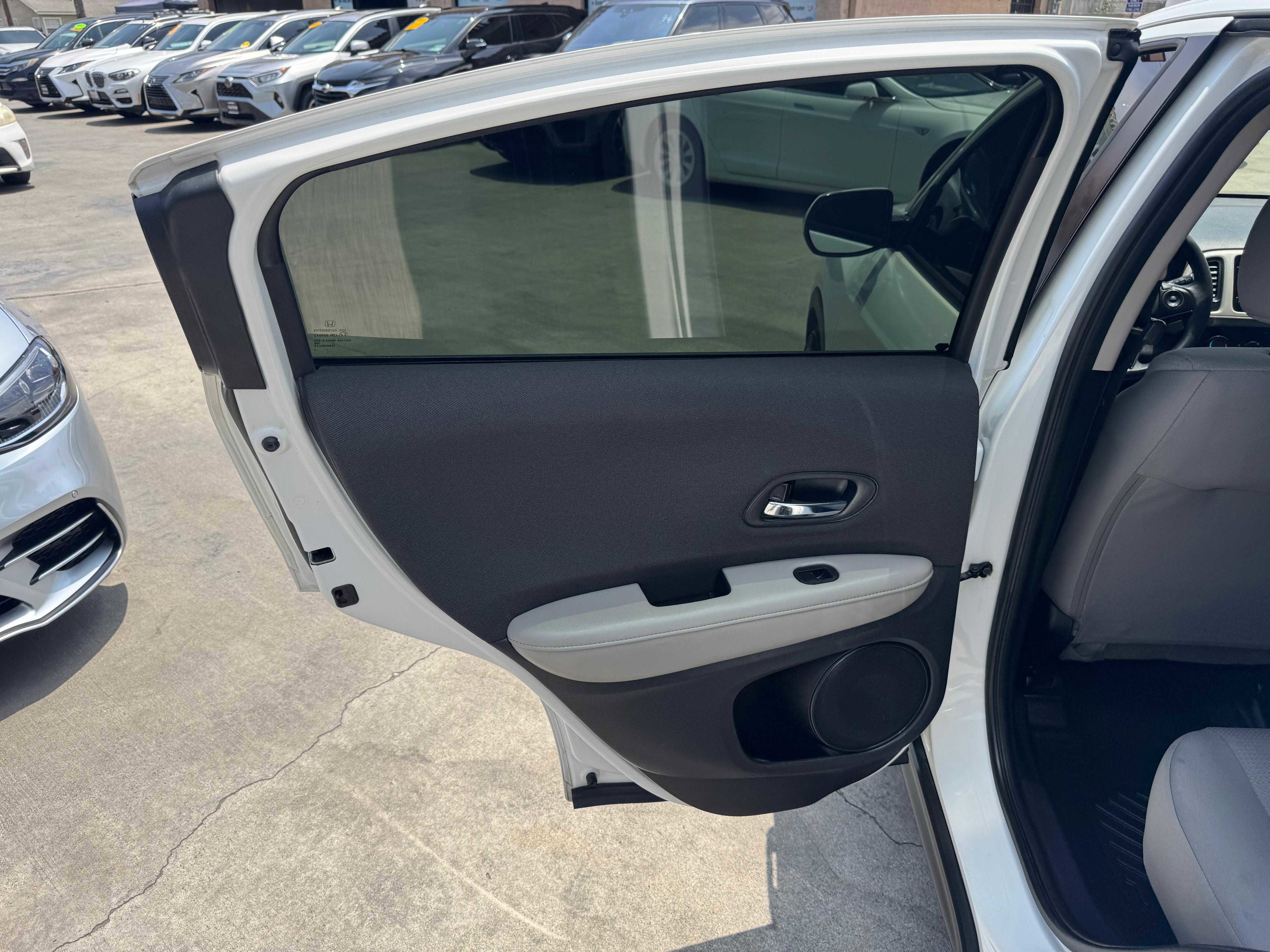 Vehicle image 31 of 63