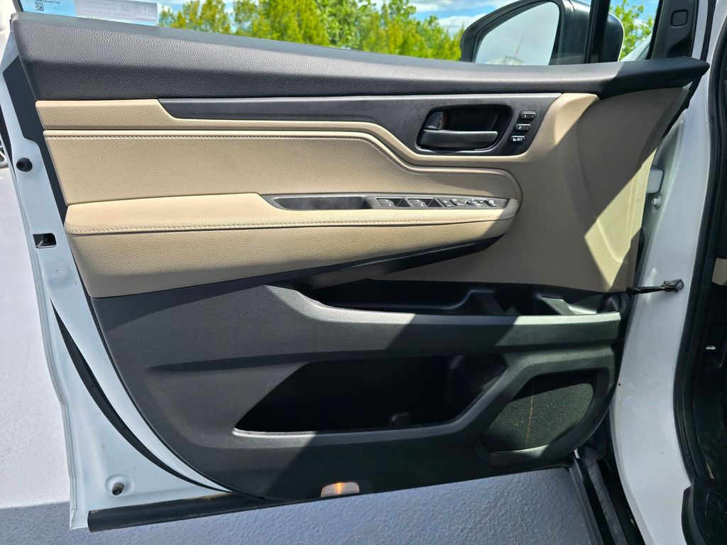 Vehicle image 23 of 31