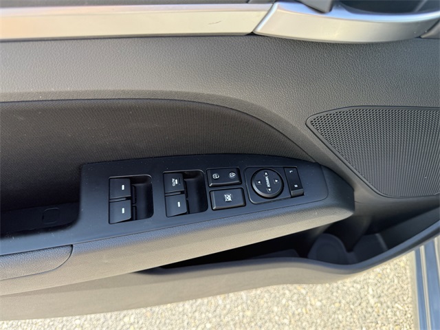 Vehicle image 18 of 24