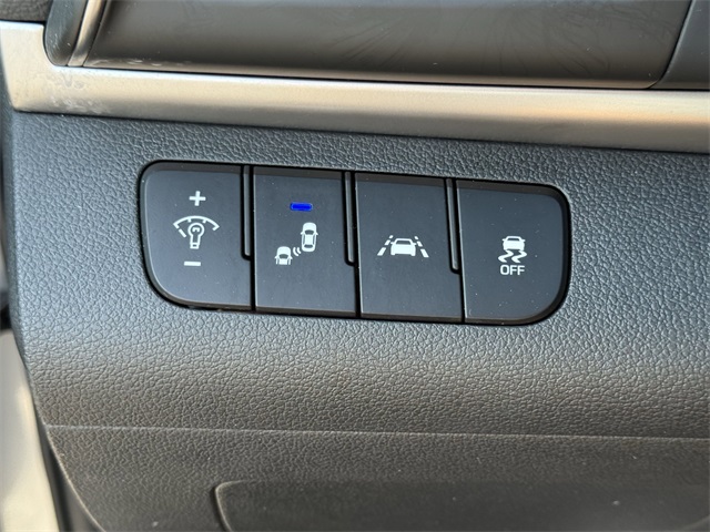 Vehicle image 20 of 24