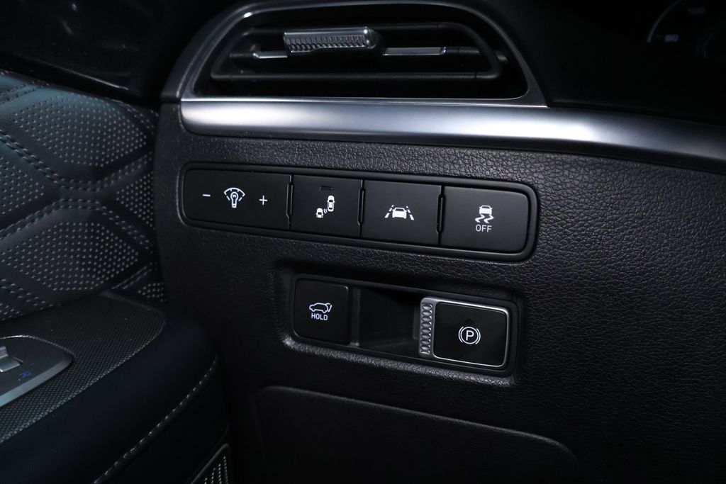 Vehicle image 27 of 43